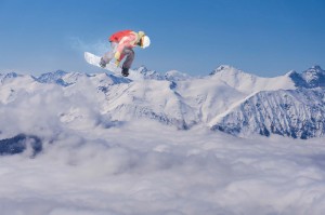 Fototapeta na flizelinie MS-5-1569 Latający snowboardzista w górach 375 x 250 cm