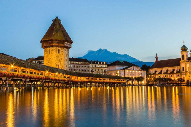 Fototapeta na Flizelinie MS-5-1064 Kapellbrücke nocą 375 x 250 cm